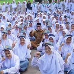 Bupati Eka Putra berbaur dengan siswa & siswi MAN 2 Batusangkar.