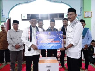 Bupati Eka Putra menyerahkan bantuan kepada pengurus Surau Muslimin Dt. Sinaro Sati.