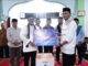 Bupati Eka Putra menyerahkan bantuan kepada pengurus Surau Muslimin Dt. Sinaro Sati.