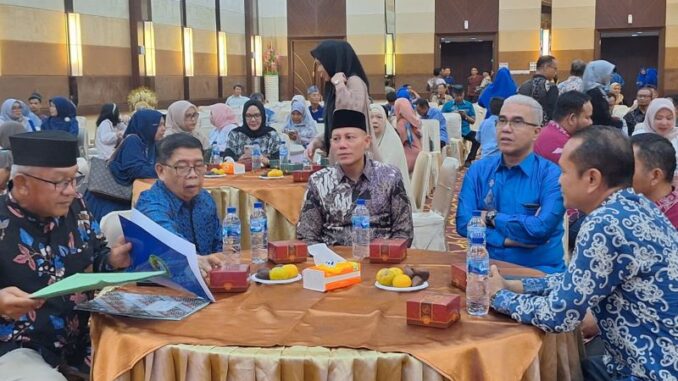 Bupati Sabar AS saat menghadiri acara Halal Bi Halal IKLS Pekan Baru.
