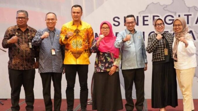 Bupati Tanah Datar saat mengikuti Rakor Pencegahan Korupsi Wilayah Sumbar.