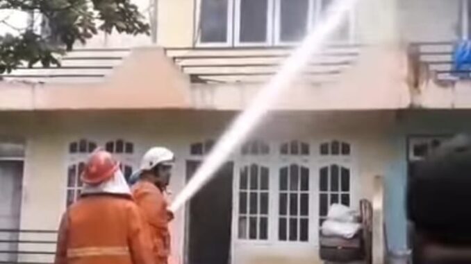 Gerak cepat petugas Damkar Bukittinggi memadam api yang membakar rumah Elida di Tambuo.