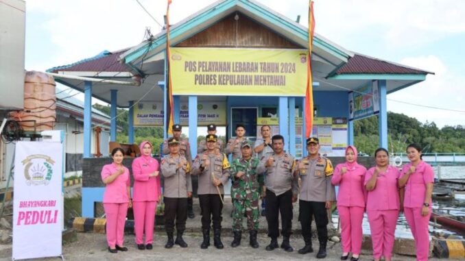 Kapolres Mentawai, AKBP Rory Ratno dampingi Pengurus Bhayangkari Cab Kep Mentawai Cek Pos Yan Dalam Rangka Operasi Ketupat.