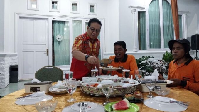 PJ Wako Payakumbuh jamu pahlawan sampah buka puasa bersama.
