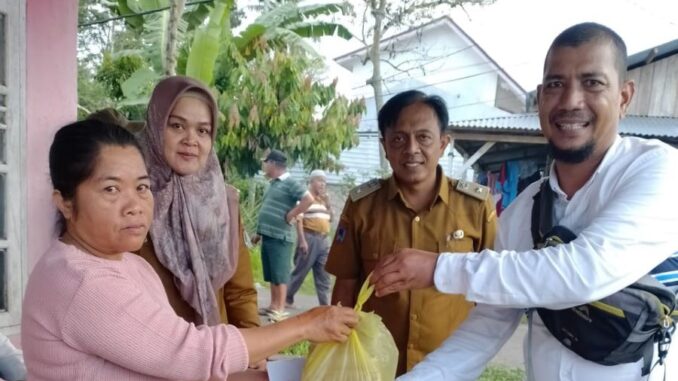 Pemko Payakumbuh bantu warga yang ditimpa musibah pohon tumbang.
