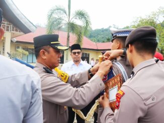 Penyematan Pita Operasi kepada Perwakilan Sat Lantas Polres Sawahlunto oleh Kapolres Sawahlunto AKBP Purwanto Hari Subekti, S.Sos.