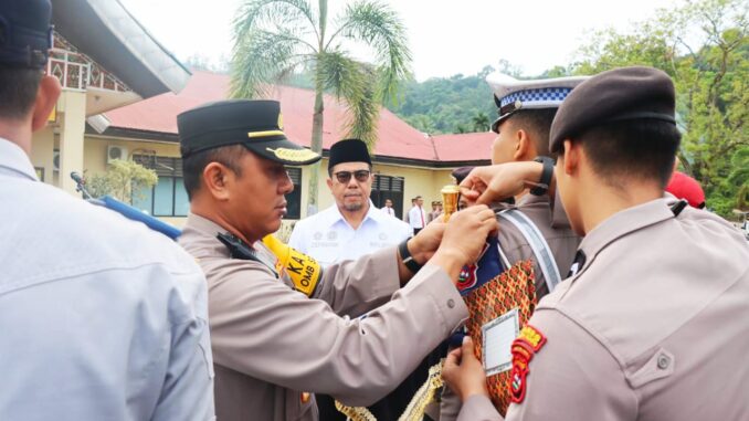 Penyematan Pita Operasi kepada Perwakilan Sat Lantas Polres Sawahlunto oleh Kapolres Sawahlunto AKBP Purwanto Hari Subekti, S.Sos.