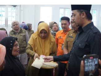 Penyerahan Bansos Tambahan Sembako dan PKH Triwulan II dari Pemko Bukittinggi.