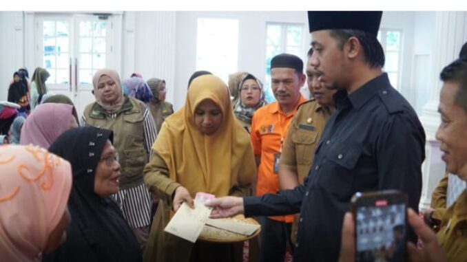 Penyerahan Bansos Tambahan Sembako dan PKH Triwulan II dari Pemko Bukittinggi.