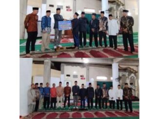 Penyerahan bantuan dana hibah dari Pemko Bukittinggi kepada Masjid Jami’ Mandiangin.