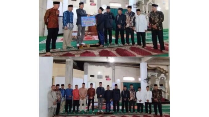Penyerahan bantuan dana hibah dari Pemko Bukittinggi kepada Masjid Jami’ Mandiangin.