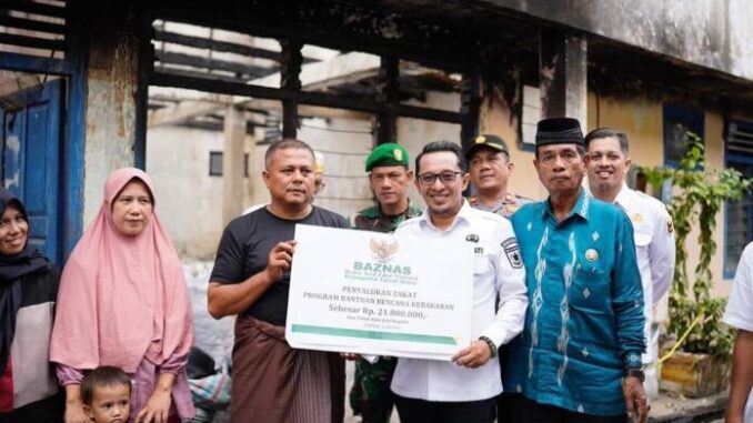 Penyerahan bantuan sebanyak Rp. 21 juta untuk korban kebakaran di Jorong Parak Juar Nagari Baringin.