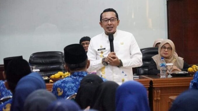 Penyerahan dan pelepasan ASN yang memasuki masa pensiun oleh Bupati Eka Putra.