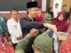 Penyerahan honorarium dan kelengkapan satgas Satlinmas oleh Wali Kota Erman Safar.