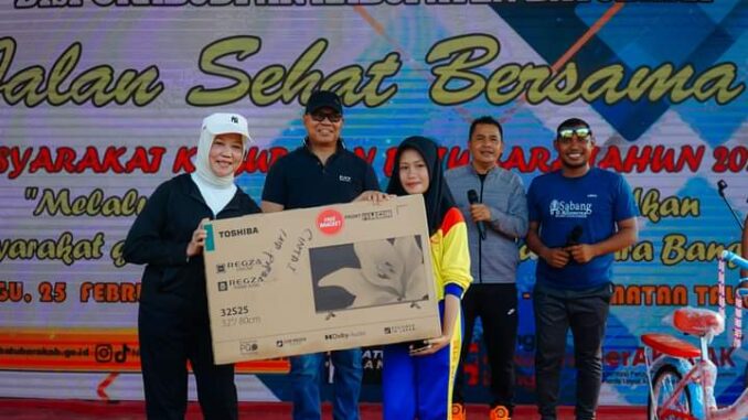 Pj Bupati Batu Bara Nizhamul melakukan Jalan santai bersama masyarakat di Desa Dahari Silebar.