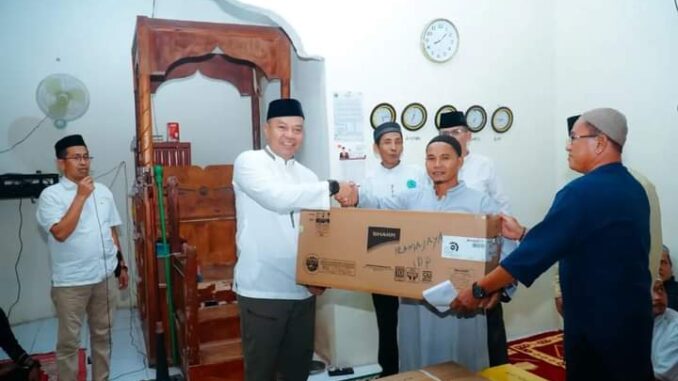 Pj Bupati Batu Bara Nizhamul saat melakukan safari Ramadhan perdana.