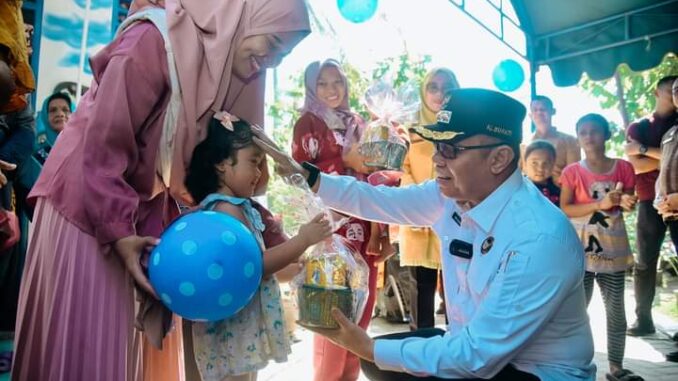 Pj Bupati Batu Bara Nizhamul saat menghadiri Bulan Bakti Timbang Balita di Posyandu Desa Sumodong.