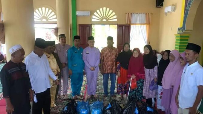 Pj Bupati Batu Bara Nizhamul yang diwakili oleh Asisten 3 Setdakab Batu Bara saat membagikan bantuan sembako.