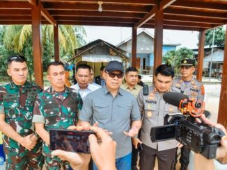 Pj Bupati Batu Bara meninjau langsung rapat pleno rekapitulasi hasil penghitungan dan perolehan suara tingkat kecamatan.