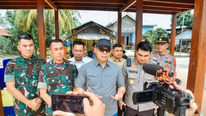 Pj Bupati Batu Bara meninjau langsung rapat pleno rekapitulasi hasil penghitungan dan perolehan suara tingkat kecamatan.