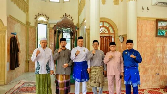 Pj. Bupati Batu Bara membagikan bansos di Masjid Jami' Nurul Huda.