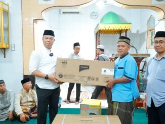 Pj. Bupati Nizhamul berikan bantuan kepada kaum dhuafa saar safari kedua.
