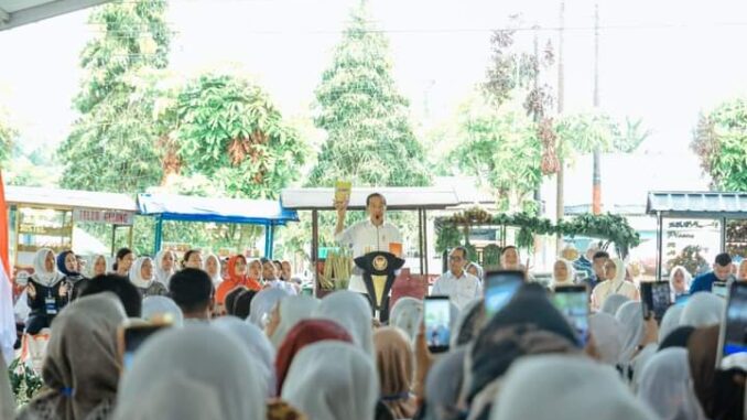 Presiden Joko Widodo saat melakukan silaturahmi dengan ribuan pelaku UMKM yang tergabung dalam program Mekar.