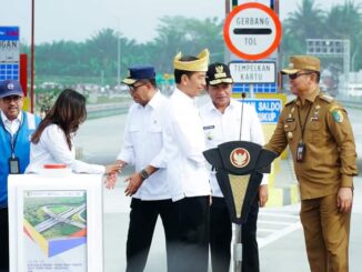 Presiden Joko Widodo saat peresmian jalan ruas tol di Gerbang Tol Lima Puluh, Batu Bara.