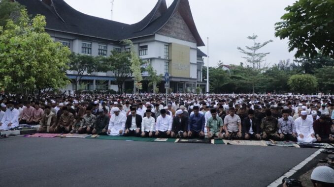 Ribuan jemaah padati halaman Balaikota Payakumbuh.