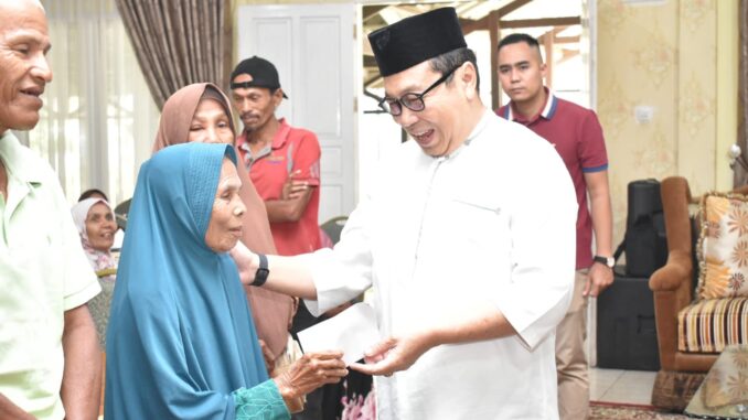 Santunan warga Payakumbuh kurang mampu di penghujung Ramadhan.