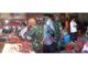 TPID Bukittinggi saat melakukan monitoring harga pasar.