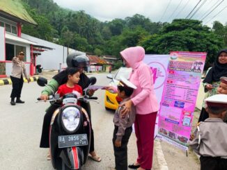Yayasan Kemala Bhayangkari Peduli Cabang Sawahlunto Berbagi Takjil Gratis dan Brosur.
