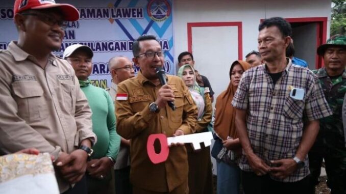 Aspila dan FPRB menyerahkan 5 unit hantura untuk korban terdampak banjir bandang di Nagari Rambatan.
