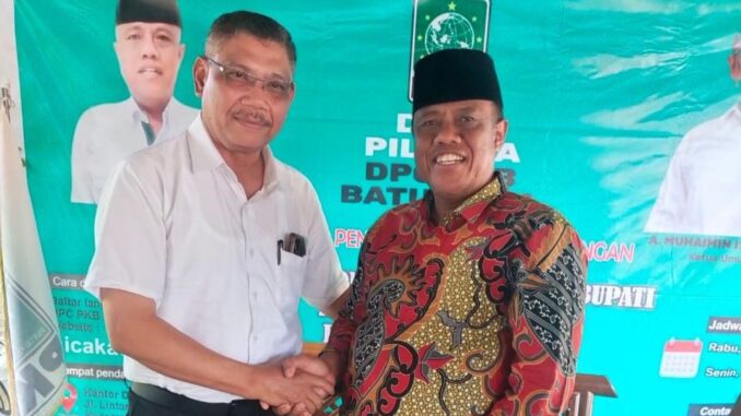 Balon Bupati H Hadi Suriono menyerahkan formulir Pendaftaran pada Ketua Cakada Batubara PKB Batubara Mustafa Kamal di Sekretariat PKB.