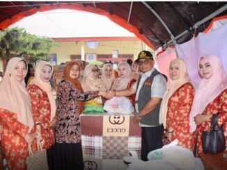 Bantuan yang dihimpun DWP Bukittinggi diantarkan langsung ke lokasi.