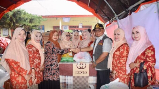 Bantuan yang dihimpun DWP Bukittinggi diantarkan langsung ke lokasi.