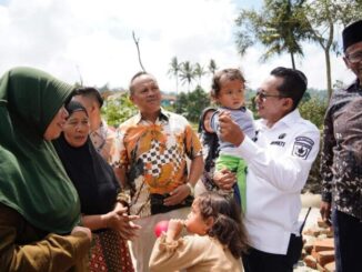 Bupati Eka Putra bersama Kapolres Padang Panjang mengunjungi beberapa titik bencana banjir bandang dan galodo di Kecamatan Batipuh Dan X Koto.