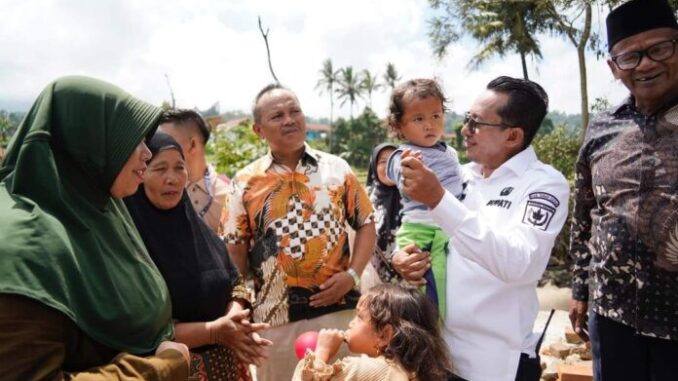 Bupati Eka Putra bersama Kapolres Padang Panjang mengunjungi beberapa titik bencana banjir bandang dan galodo di Kecamatan Batipuh Dan X Koto.