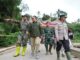 Bupati Eka Putra saat meninjau kondisi jembatan penghubung Nagari Singgalang dengan Kota Padang Panjang.