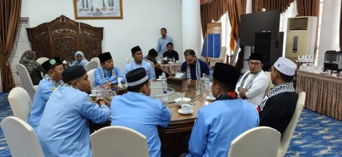 Bupati Eka Putra saat menyerahkan bantuan untuk Palestina sebesar Rp 133 Juta kepada Delegasi Palestina.
