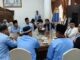 Bupati Eka Putra saat menyerahkan bantuan untuk Palestina sebesar Rp 133 Juta kepada Delegasi Palestina.