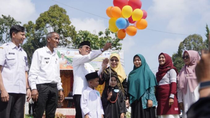 Bupati Safaruddin membuka Kegiatan Tutup Tahun 2023-2024 PAUD se-Kecamatan Luhak.