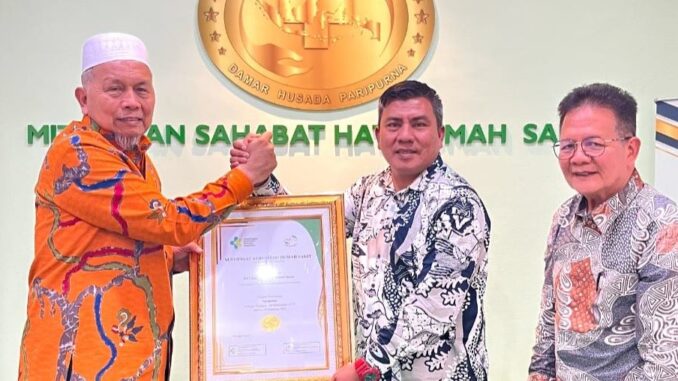 Direktur RSUD drg.Yandri serahkan sertifikat Akreditasi RSUD Pasbar kepada Bupati Hamsuardi (pakai peci).
