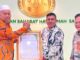 Direktur RSUD drg.Yandri serahkan sertifikat Akreditasi RSUD Pasbar kepada Bupati Hamsuardi (pakai peci).