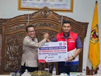Executive General Manejer PT. Pertamina Patra Niaga Regional saat menyerahkan bantuan (secara simbolis) untuk korban terdampak musibah bencana di Kabupaten Tanah Datar.
