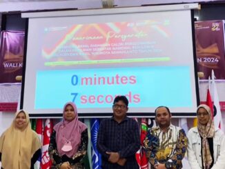 Ketua KPU Kota Sawahlunto foto bersama dengan Sekretaris KPU Kota Sawahlunto.