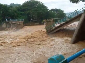 Jembatan ambruk di Painan akibat banjir.