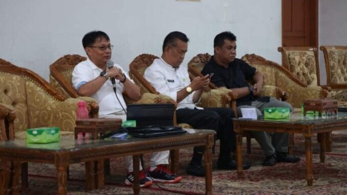 Kepala Dinas kominfo Tanah Datar Yusrizal sedang memberikan pembekalan.