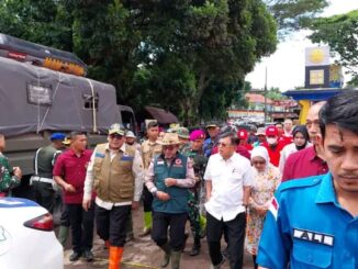 Ketua Umum PMI Pusat Yusuf Kalla bersama Ibu Mufidah Yusuf Kalla saat meninjau lokasi bencana di Nagari Limo Kaum.
