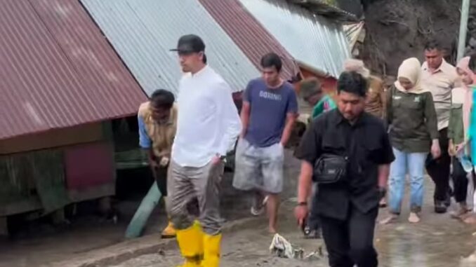 Kunjungan Walikota Bukittinggi beserta rombongan Wako di lokasi terdampak banjir luapan air sungai di Ngarai Sianok.